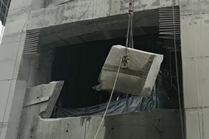 莱芜烟囱开孔现场